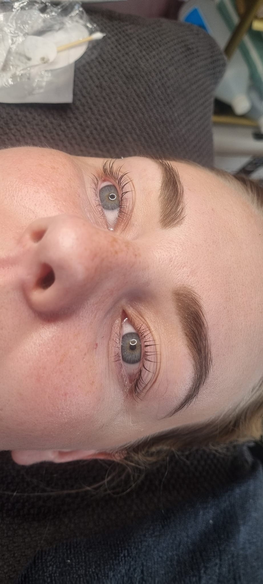 Lashlift och brynfärg – färdigt resultat med naturligt lyft.