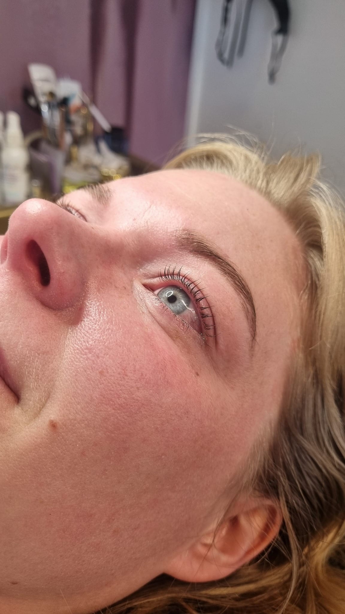 Lashlift – färdigt resultat med lyfta naturliga fransar.